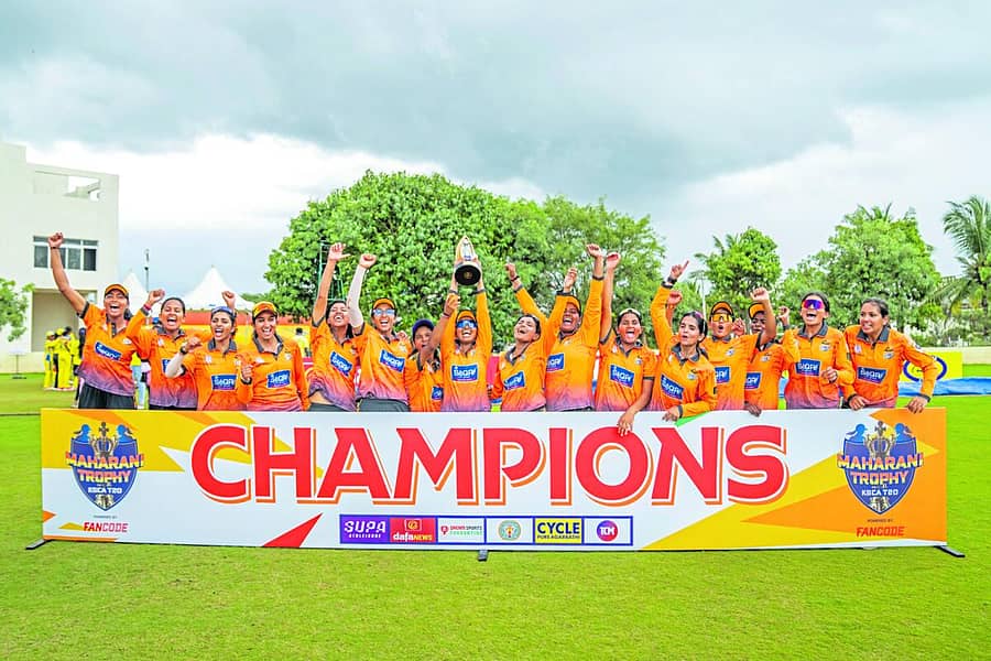 <div class="paragraphs"><p>ಬೆಂಗಳೂರಿನ ಆಲೂರು ಕ್ರೀಡಾಂಗಣದಲ್ಲಿ ಭಾನುವಾರ ಮಹಾರಾಣಿ ಟ್ರೋಫಿ ಜಯಿಸಿದ ಹುಬ್ಬಳ್ಳಿ ಟೈಗರ್ಸ್ ಮಹಿಳಾ ತಂಡ</p></div>