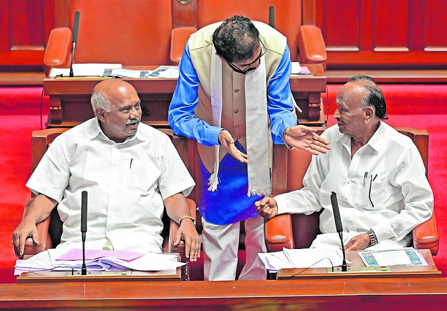 <div class="paragraphs"><p>ವಿಧಾನ ಪರಿಷತ್ ಕಲಾಪದಲ್ಲಿ ಎಚ್ ವಿಶ್ವನಾಥ್ ಮತ್ತು ಎಂ.ಟಿ.ಬಿ ನಾಗರಾಜ್ ಜೊತೆ ಮಾತುಕತೆಯಲ್ಲಿ ತೊಡಗಿದ್ದ ಛಲವಾದಿ ನಾರಾಯಣ ಸ್ವಾಮಿ</p><p></p></div>