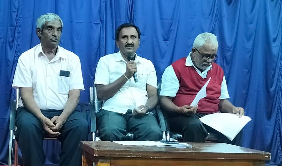 ಚಿಕ್ಕಬಳ್ಳಾಪುರದಲ್ಲಿ ನಡೆದ ಮಾಧ್ಯಮಗೋಷ್ಠಿಯಲ್ಲಿ ರೆಡ್‌ಕ್ರಾಸ್ ಜಿಲ್ಲಾ ಸಭಾಪತಿ ಎಂ.ಜಯರಾಮ್ ಮಾತನಾಡಿದರು