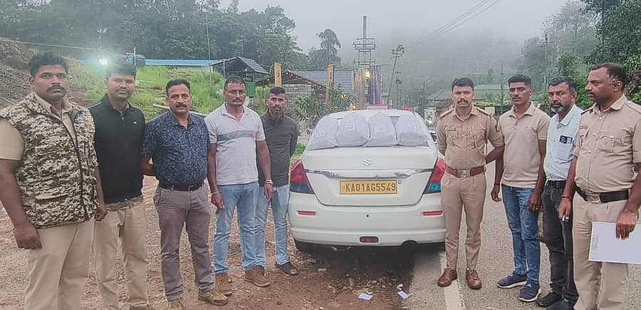ಗಾಂಜಾ ಸಾಗಣೆ ಪ್ರಕರಣದಲ್ಲಿ ವಿರಾಜಪೇಟೆ ನಗರ ಹಾಗೂ ಗ್ರಾಮೀಣ ಠಾಣೆಯ ಪೊಲೀಸರು ವಶಕ್ಕೆ ಪಡೆದಿರುವ ಕಾರು 