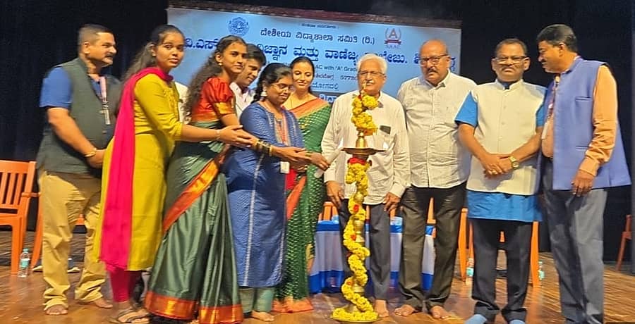 ಶಿವಮೊಗ್ಗದ ಅಂಬೇಡ್ಕರ್ ಭವನದಲ್ಲಿ ಡಿವಿಎಸ್ ಕಲಾ, ವಿಜ್ಞಾನ ಮತ್ತು ವಾಣಿಜ್ಯ ಕಾಲೇಜಿನ ಪ್ರಥಮ ವರ್ಷದ ಪದವಿ ವಿದ್ಯಾರ್ಥಿಗಳಿಗೆ ಆಯೋಜಿಸಿದ್ದ ಸ್ವಾಗತ ಕಾರ್ಯಕ್ರಮದ ಉದ್ಘಾಟನೆಯ ನೋಟ