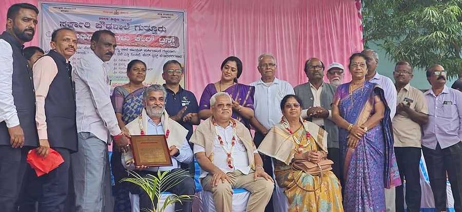 ಹರಿಹರದ ಗುತ್ತೂರು ಸರ್ಕಾರಿ ಪ್ರೌಢಶಾಲೆ ಅಭಿವೃದ್ಧಿ ಕಾಮಗಾರಿಗೆ ಅನುದಾನ ನೀಡಿದ ದಾನಿಗಳನ್ನು ಸನ್ಮಾನಿಸಲಾಯಿತು