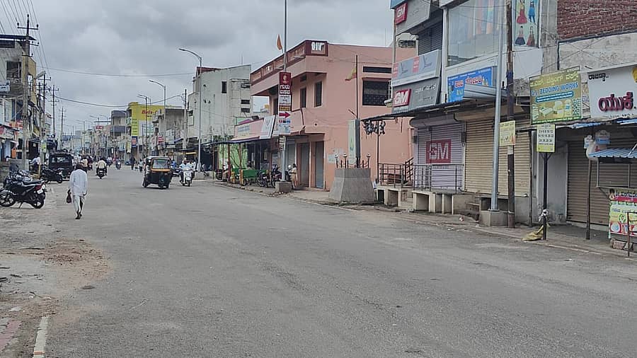 <div class="paragraphs"><p>ಕೊಪ್ಪಳದ ಜವಾಹರ ರಸ್ತೆಯಲ್ಲಿರುವ ಅಂಗಡಿಗಳನ್ನು ಮುಚ್ಚಲಾಗಿದೆ</p></div>