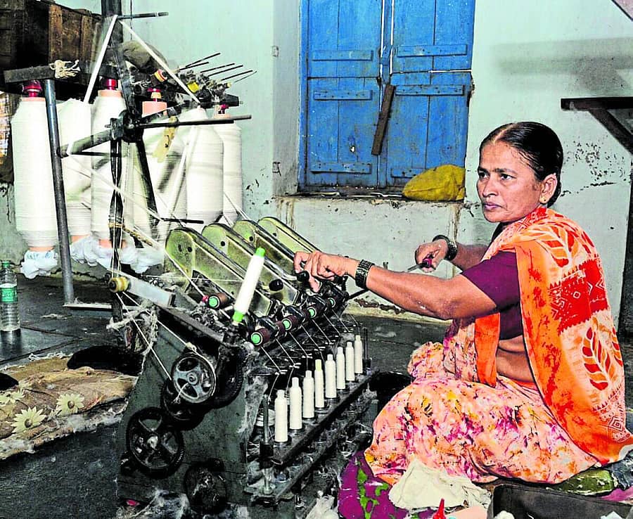 <div class="paragraphs"><p>ಗರಗ ಕ್ಷೇತ್ರೀಯ ಸೇವಾ ಸಂಘದಲ್ಲಿ ನೂಲುವ ಕ್ರಿಯೆಯಲ್ಲಿ ತೊಡಗಿರುವ ಮಹಿಳೆ ಪ್ರಜಾವಾಣಿ ಚಿತ್ರಗಳು: ಗೋವಿಂದರಾಜ ಜವಳಿ</p></div>