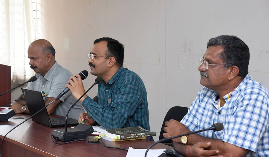ಸಾರ್ವಜನಿಕ ಅಹವಾಲು ಸಭೆಯಲ್ಲಿ ಹಿರಿಯ ಆರ್‌ಟಿಒ ಶ್ರೀಧರ ಮಲ್ಲಾಡ ಮಾತನಾಡಿದರು