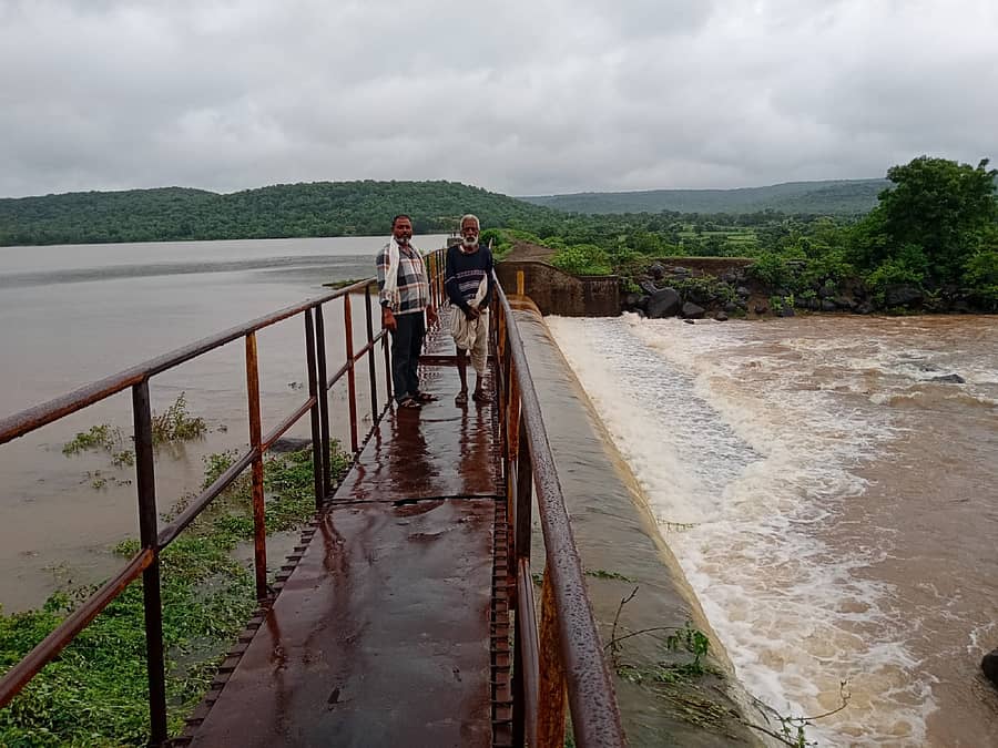 ಚಿಂಚೋಳಿ ತಾಲ್ಲೂಕಿನ ಚಿಕ್ಕಲಿಂಗದಳ್ಳಿ ಕೆರೆ ಭರ್ತಿಯಾಗಿ ಹೆಚ್ಚುವರಿ ನೀರು ಹರಿಯುತ್ತಿರುವುದು