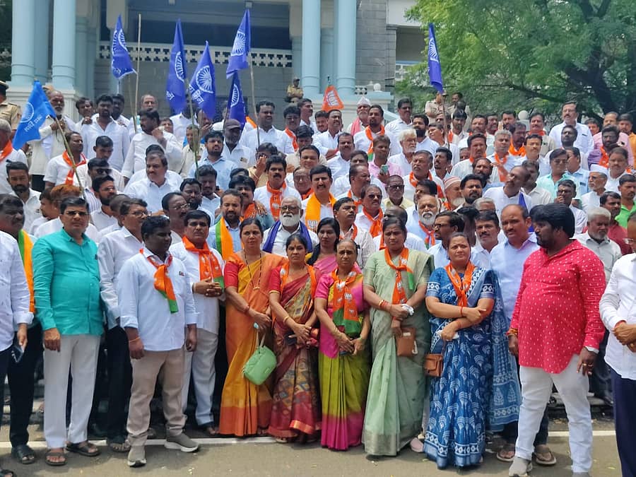<div class="paragraphs"><p>ಕಲಬುರಗಿಯಲ್ಲಿ ಬಿಜೆಪಿ ಎಸ್‌ಸಿ ಮೋರ್ಚಾದಿಂದ ‌ಜಿಲ್ಲಾಧಿಕಾರಿ ಕಚೇರಿ ಎದುರು ಪ್ರತಿಭಟನೆ ನಡೆಸಲಾಯಿತು.</p></div>