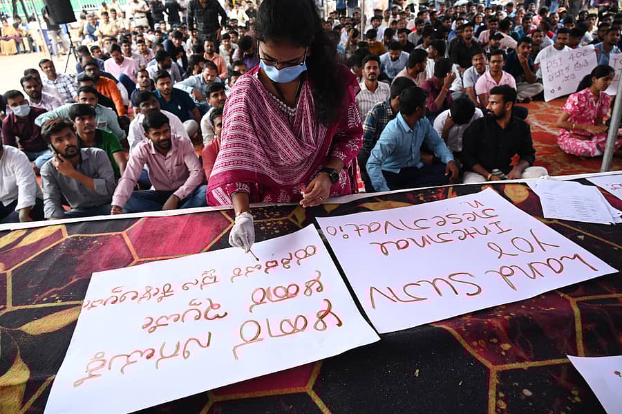 <div class="paragraphs"><p>ಖಾಲಿ ಹುದ್ದೆ ಭರ್ತಿ ಮಾಡುವಂತೆ ಆಗ್ರಹಿಸಿ ರಾಜ್ಯ ವಿದ್ಯಾರ್ಥಿಗಳ ಅಸೋಸಿಯೇಷನ್ ನಡೆಸಿದ ಪ್ರತಿಭಟನೆ ವೇಳೆ ಅಭ್ಯರ್ಥಿಯೊಬ್ಬರು ರಕ್ತದಲ್ಲಿ ಘೋಷಣೆ ಬರೆದರು.&nbsp; </p></div>