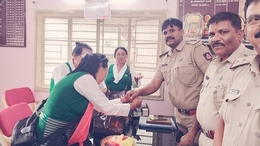 ಹನೂರು ತಾಲ್ಲೂಕಿನ ಒಡೆಯರಪಾಳ್ಯ ಬಳಿಯ ಟಿಬೆಟನ್ ಕ್ಯಾಂಪಿನ ಮಹಿಳೆಯರು ಸೋಮವಾರ ಪಟ್ಟಣದ ಪೊಲೀಸ್ ಠಾಣೆ ಸಿಬ್ಬಂದಿಗೆ ರಾಖಿ ಕಟ್ಟಿ ರಕ್ಷಾಬಂಧನ ಹಬ್ಬದ ಶುಭಾಶಯ ತಿಳಿಸಿದರು