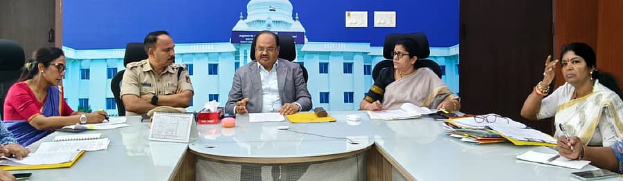 ಕೋಲಾರದಲ್ಲಿ ಸೋಮವಾರ ಜಿಲ್ಲಾಧಿಕಾರಿ ಎಂ.ಆರ್‌.ರವಿ ನೇತೃತ್ವದಲ್ಲಿ ಪೂರ್ವಸಿದ್ಧತೆ ಸಭೆ ನಡೆಯಿತು