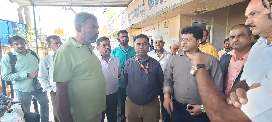 ಬಿಡಿಎ ಅಧಿಕಾರಿಗಳು ಹಾಗೂ ರೈತರ ನಡುವೆ ವಾಗ್ವಾದ ನಡೆಯಿತು.  