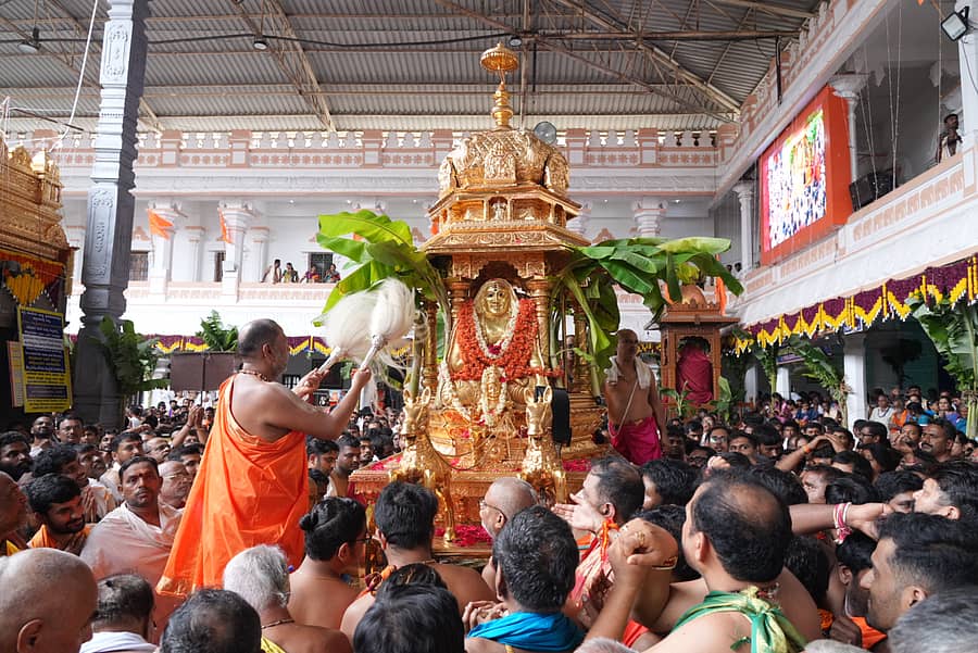 ಮಂತ್ರಾಲಯದಲ್ಲಿ ಸ್ವರ್ಣ ರಥದಲ್ಲಿನ ರಾಘವೇಂದ್ರ ತೀರ್ಥರ ಚಿನ್ನದ ಉತ್ಸಮೂರ್ತಿಗೆ ಶ್ರೀಸುಬುಧೇಂದ್ರ ತೀರ್ಥರು ಚೌರಿ ಸೇವೆ ಮಾಡಿದರು