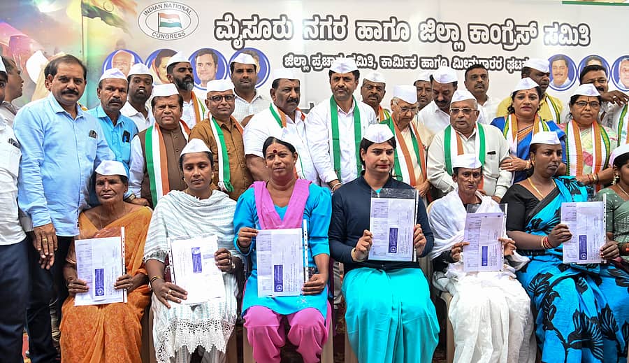 <div class="paragraphs"><p>ಮೈಸೂರಿನಲ್ಲಿ ಕಾಂಗ್ರೆಸ್‌ ನಗರ ಹಾಗೂ ಗ್ರಾಮಾಂತರ ಜಿಲ್ಲಾ ಸಮಿತಿಯಿಂದ ಸೋಮವಾರ ಚಿಕ್ಕಗಡಿಯಾರ ಬಳಿ ನಡೆದ ಕಾರ್ಯಕ್ರಮದಲ್ಲಿ ಲಿಂಗತ್ವ ಅಲ್ಪಸಂಖ್ಯಾತರಿಗೆ ವಿಮೆ ಬಾಂಡ್ ವಿತರಿಸಲಾಯಿತು </p></div>