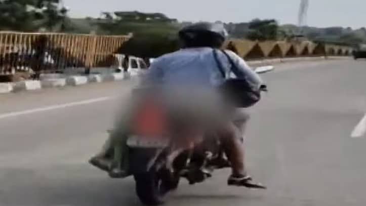 <div class="paragraphs"><p>ಬೈಕ್‌ನ ಹಿಂಬಂದಿಗೆ ಪತ್ನಿಯ ಮೃತದೇಹ ಕಟ್ಟಿರುವುದು</p></div>