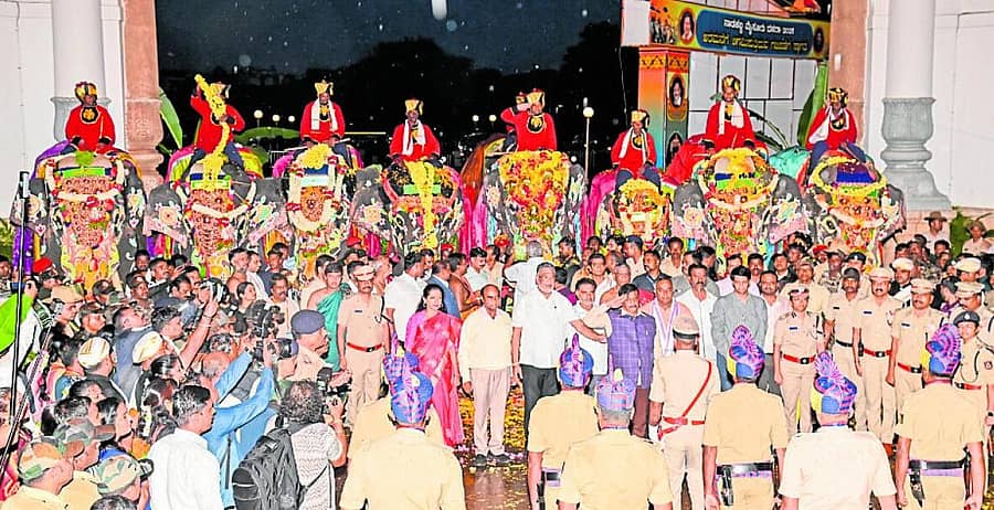 <div class="paragraphs"><p>ಮೈಸೂರಿನ ಅರಮನೆ ಜಯಮಾರ್ತಾಂಡ ದ್ವಾರದಲ್ಲಿ ಜಿಲ್ಲಾ ಉಸ್ತುವಾರಿ ಸಚಿವ ಡಾ.ಎಚ್‌.ಸಿ.ಮಹದೇವಪ್ಪ, ‘ಅಭಿಮನ್ಯು’ ನೇತೃತ್ವದ ಗಜಪಡೆಯನ್ನು ಸ್ವಾಗತಿಸಿ, ಪೊಲೀಸ್ ಗೌರವ ಸ್ವೀಕರಿಸಿದರು. ಪುಷ್ಪಾ ಅಮರನಾಥ್, ಡಾ.ಡಿ.ತಿಮ್ಮಯ್ಯ, ತನ್ವೀರ್‌ ಸೇಠ್‌, ಅಯೂಬ್ ಖಾನ್, ಲಕ್ಷ್ಮಿಕಾಂತರೆಡ್ಡಿ, ಸೀಮಾ ಲಾಟ್ಕರ್ ಪಾಲ್ಗೊಂಡಿದ್ದರು&nbsp; ಪ್ರಜಾವಾಣಿ ಚಿತ್ರ/ ಅನೂಪ್ ರಾಘ ಟಿ.</p></div><div class="paragraphs"></div><div class="paragraphs"><p></p></div>