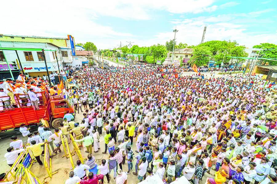 <div class="paragraphs"><p>ವಾಲ್ಮೀಕಿ ಸಮುದಾಯದ ಯುವಕ ಗವಿಸಿದ್ಧಪ್ಪ ನಾಯಕ ಕೊಲೆ ಖಂಡಿಸಿ ಕೊಪ್ಪಳದಲ್ಲಿ ಸೋಮವಾರ ನಡೆದ ಪ್ರತಿಭಟನಾ ಮೆರವಣಿಗೆಯಲ್ಲಿ ಸೇರಿದ್ದ ಜನ<br>&nbsp;ಚಿತ್ರ: ಭರತ್ ಕಂದಕೂರ</p></div>