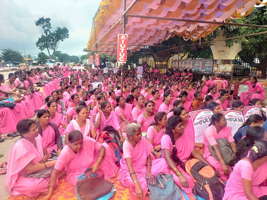 ಚಿಕ್ಕಬಳ್ಳಾಪುರ ಜಿಲ್ಲಾಡಳಿತ ಭವನದ ಮುಂಭಾಗ ಆಶಾ ಕಾರ್ಯಕರ್ತೆಯರು ಪ್ರತಿಭಟಿಸಿದರು