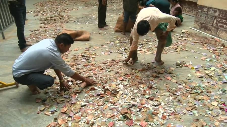 ಸವದತ್ತಿ ತಾಲ್ಲೂಕಿನ ಯಲ್ಲಮ್ಮ ದೇವಸ್ಥಾನದ ಹುಂಡಿಯಲ್ಲಿ ಒದ್ದೆಯಾದ ಹಣವನ್ನು ಮಂಗಳವಾರ ಒಣಗಿಸಲಾಯಿತು.