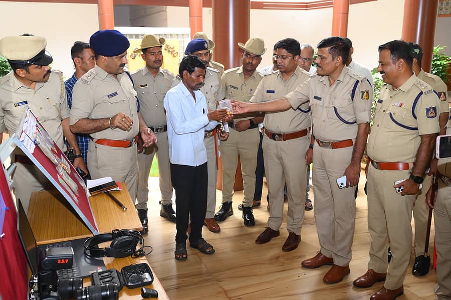 <div class="paragraphs"><p>ವಾರಸುದಾರರಿಗೆ ಚಿನ್ನಾಭರಣ ಒಪ್ಪಿಸಿದ ಎಸ್ಪಿ ಪ್ರದೀಪ್‌ ಗುಂಟಿ</p></div>