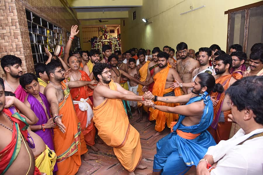ಗುರು ರಾಘವೇಂದ್ರರ ಆರಾಧನಾ ಮಹೋತ್ಸವದ ಅಂಗವಾಗಿ ಬೀದರ್‌ನ ರಾಘವೇಂದ್ರ ಸ್ವಾಮಿ ಮಂದಿರದಲ್ಲಿ ಮಂಗಳವಾರ ನಡೆದ ರಥೋತ್ಸವದಲ್ಲಿ ಭಕ್ತರು ಕುಣಿದು ಕುಪ್ಪಳಿಸಿದರು