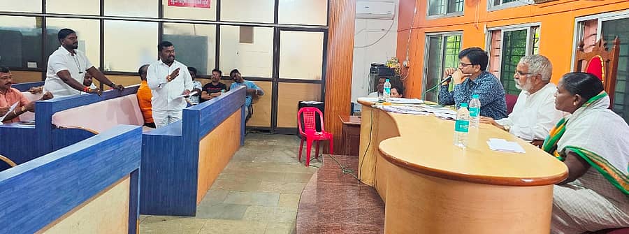 ಜಮಖಂಡಿ ನಗರ ಸಭೆಯ ಸಭಾ ಭವನದಲ್ಲಿ ನಡೆದ ಸಾಮಾನ್ಯ ಸಭೆಯಲ್ಲಿ ಸದಸ್ಯರು ಚರ್ಚಿಸಿದರು.