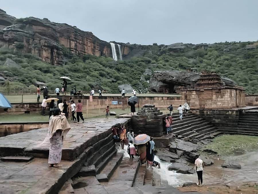 ಬಾದಾಮಿ ಬೆಟ್ಟದಿಂದ ಧುಮ್ಮಿಕ್ಕುವ ಅಕ್ಕ-ತಂಗಿಯರ ಜಲಧಾರೆ. ಪಕ್ಕದಲ್ಲಿ ಬೆಟ್ಟದ ಮೇಲಿಂದ ರಭಸದಿಂದ ಅಗಸ್ತ್ಯತೀರ್ಥ ಹೊಂಡಕ್ಕೆ ಬರುವ ಕಾರಂಜಿಯನ್ನು ಪ್ರಕೃತಿ ಪ್ರಿಯರು ವೀಕ್ಷಿಸಿದರು.