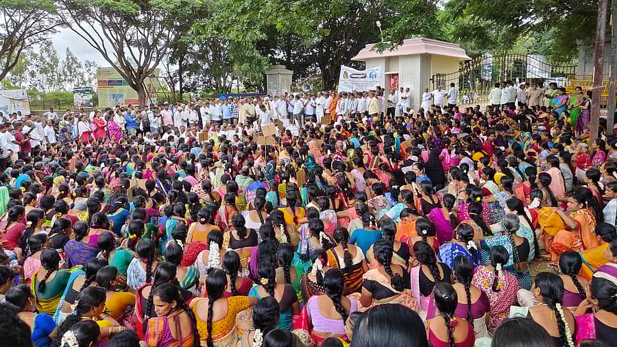 ‘ಶ್ರೀಕ್ಷೇತ್ರ ಧರ್ಮಸ್ಥಳದ ವಿರುದ್ಧ ಅಪಪ್ರಚಾರ ಮಾಡುತ್ತಿರುವ ಸಮಾಜಘಾತುಕ ಶಕ್ತಿಗಳನ್ನು ಪತ್ತೆ ಮಾಡಿ ಕಾನೂನು ಕ್ರಮ ಕೈಗೊಳ್ಳಬೇಕು’ ಎಂದು ಆಗ್ರಹಿಸಿ ಹಾವೇರಿ ಜಿಲ್ಲಾಧಿಕಾರಿ ಕಚೇರಿ ಎದುರು ಭಕ್ತರು ಮಂಗಳವಾರ ಪ್ರತಿಭಟನೆ ನಡೆಸಿದರು