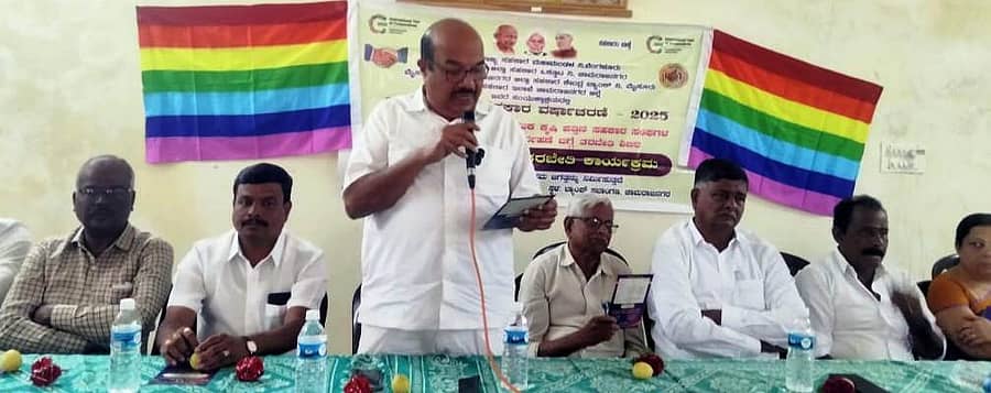 ಚಾಮರಾಜನಗರದ ಲ್ಯಾಂಪ್ಸ್ ಸಹಕಾರ ಸಂಘದ ಭವನದಲ್ಲಿ ಹಮ್ಮಿಕೊಂಡಿದ್ದ ಪಿಎಸಿಸಿ ಬ್ಯಾಂಕ್ ಅಧ್ಯಕ್ಷರಿಗೆ ಆಡಳಿತ ನಿರ್ವಹಣೆ ತರಬೇತಿ ಶಿಬಿರದಲ್ಲಿ ಜಿಲ್ಲಾ ಸಹಕಾರ ಯೂನಿಯನ್ ಅಧ್ಯಕ್ಷ ಎಚ್.ಎಸ್.ನಂಜುಂಡಪ್ರಸಾದ್ ಮಾತನಾಡಿದರು