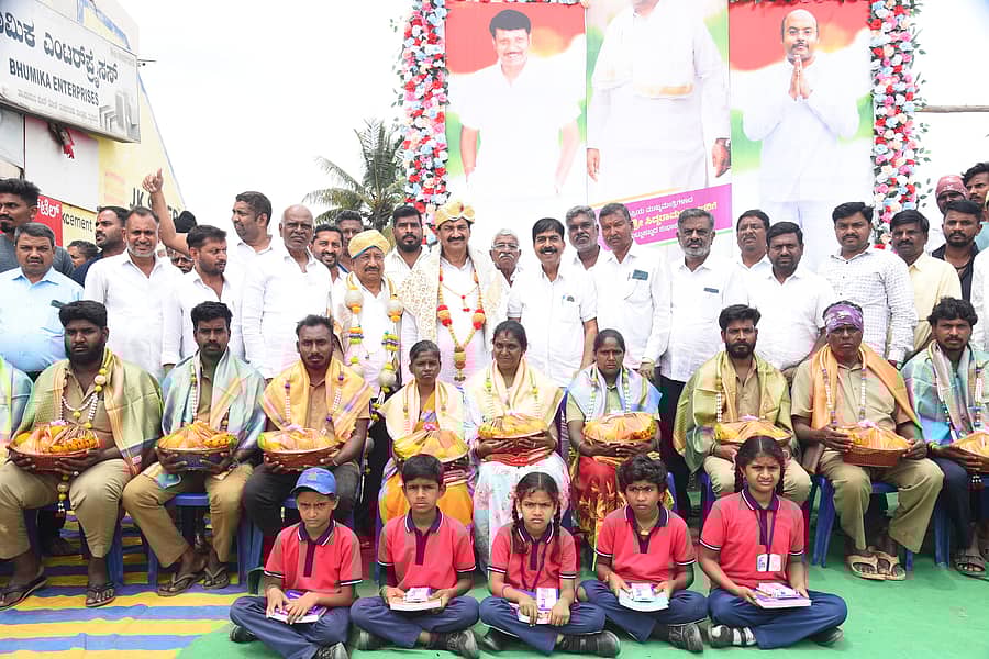 ನಂಜನಗೂಡು ತಾಲ್ಲೂಕಿನ ತಾಂಡವಪುರದಲ್ಲಿ ಮಂಗಳವಾರ ಸಿದ್ದರಾಮಯ್ಯನವರ ಹುಟ್ಟುಹಬ್ಬದ ಪ್ರಯುಕ್ತ ಪೌರ ಕಾರ್ಮಿಕರಿಗೆ ಬಟ್ಟೆ ಹಾಗೂ ಶಾಲಾ ಮಕ್ಕಳಿಗೆ ಪಠ್ಯ ಪುಸ್ತಕ ವಿತರಿಸಲಾಯಿತು