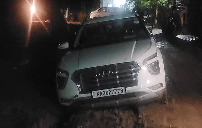 ಮಸ್ಕಿಯ ಬಸವೇಶ್ವರ ನಗರದಲ್ಲಿ ಪೈಪ್‌ಲೈನ್‌ಗಾಗಿ ಅಗೆದ ರಸ್ತೆಯಲ್ಲಿ ಕಾರು ಸಿಕ್ಕಿ ಹಾಕಿಕೊಂಡಿರುವುದು