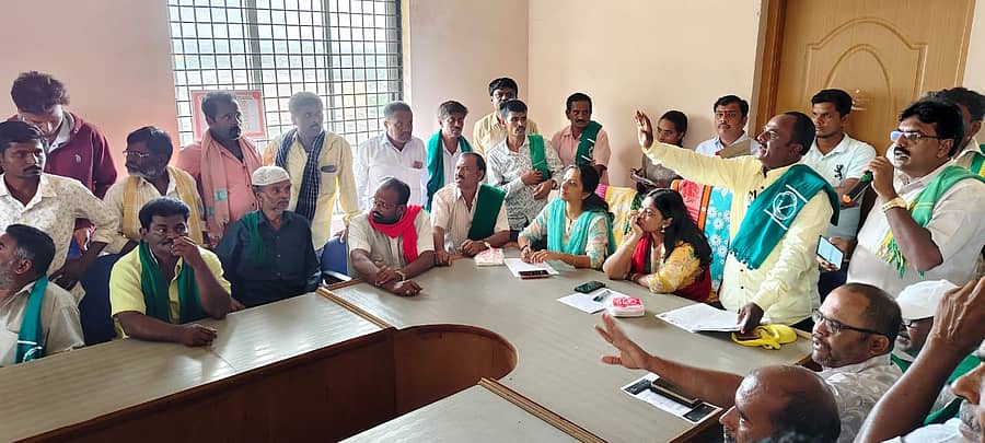 ಬಾಗೇಪಲ್ಲಿ ಎಪಿಎಂಸಿಯಲ್ಲಿ ನಡೆದ ಸಭೆಯಲ್ಲಿ ಪಾಲ್ಗೊಂಡಿದ್ದ ಅಧಿಕಾರಿಗಳು ಮತ್ತು ರೈತ ಮುಖಂಡರು