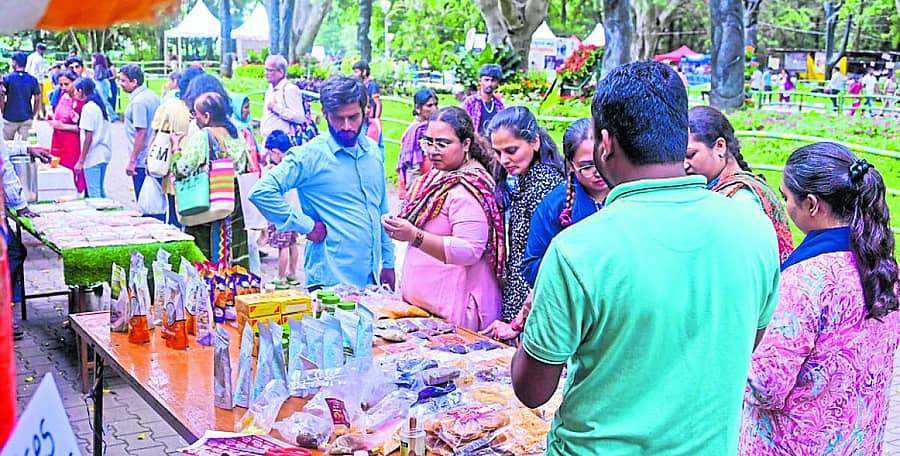 <div class="paragraphs"><p>ಲಾಲ್‌ಬಾಗ್‌ನ ಗಾಜಿನ ಮನೆಯ ಹಿಂಭಾಗದಲ್ಲಿ ಕಿರು ಮಾರುಕಟ್ಟೆಯಲ್ಲಿ ಸಾರ್ವಜನಿಕರು ಉತ್ಪನ್ನಗಳನ್ನು ಖರೀದಿಸಿದರು</p><p></p></div>
