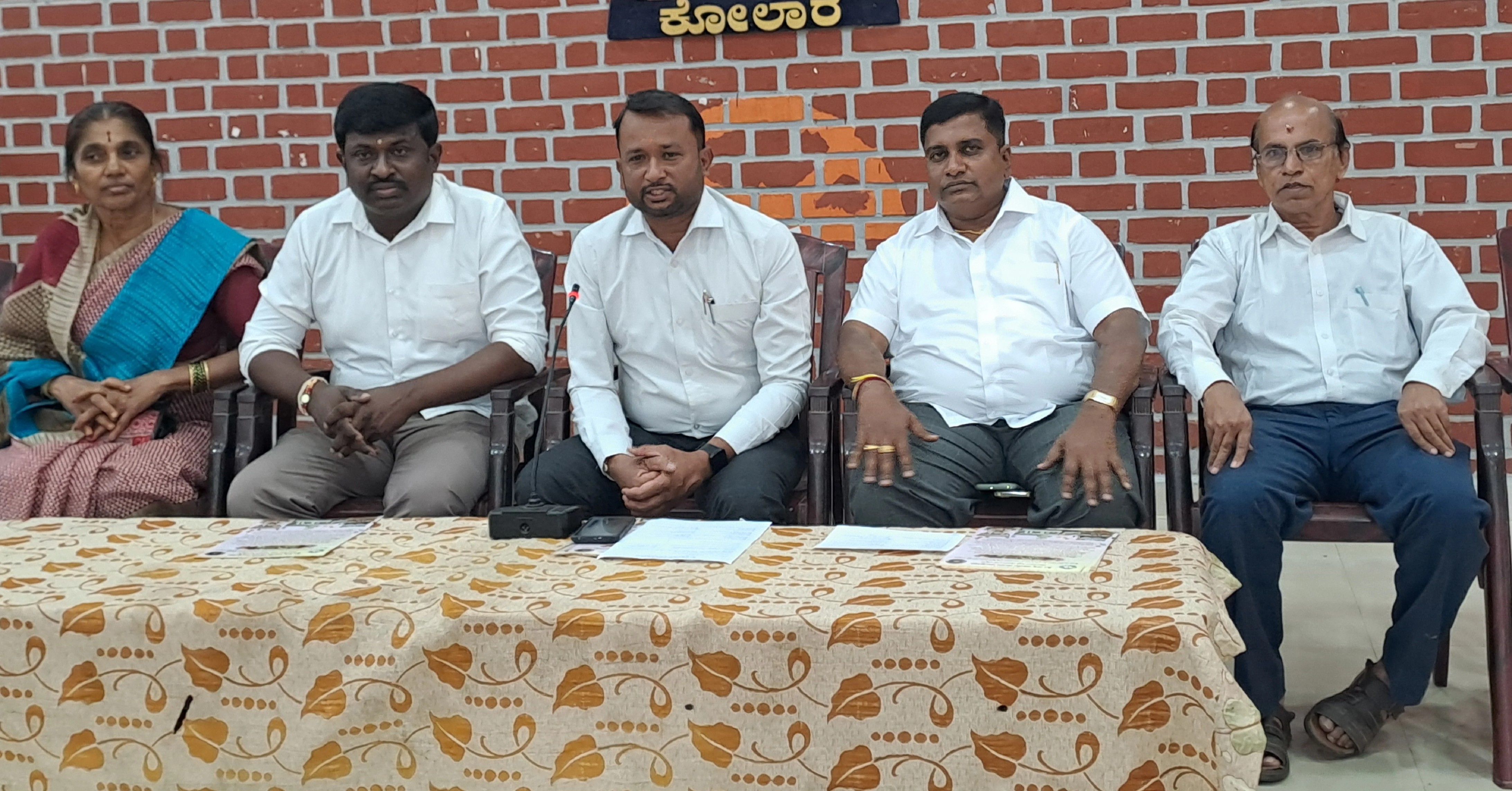 ಕೋಲಾರದಲ್ಲಿ ಸೋಮವಾರ ಸುದ್ದಿಗೋಷ್ಠಿಯಲ್ಲಿ ಸಾಯಿ ವಿಪತ್ತು ನಿರ್ವಹಣಾ ತಂಡದ ರಾಜ್ಯ ಉಸ್ತುವಾರಿ ರಾಜ್ಕುಮಾರ್ ಮಾತನಾಡಿದರು. ಜಿ.ಪಿ.ಕಮಲಾಕ್ಷ, ಆರ್.ಶಶಿಕುಮಾರ್, ಅಮರ ನಾರಾಯಣ, ಮಂಜುಳಾ ಪಾಲ್ಗೊಂಡಿದ್ದರು