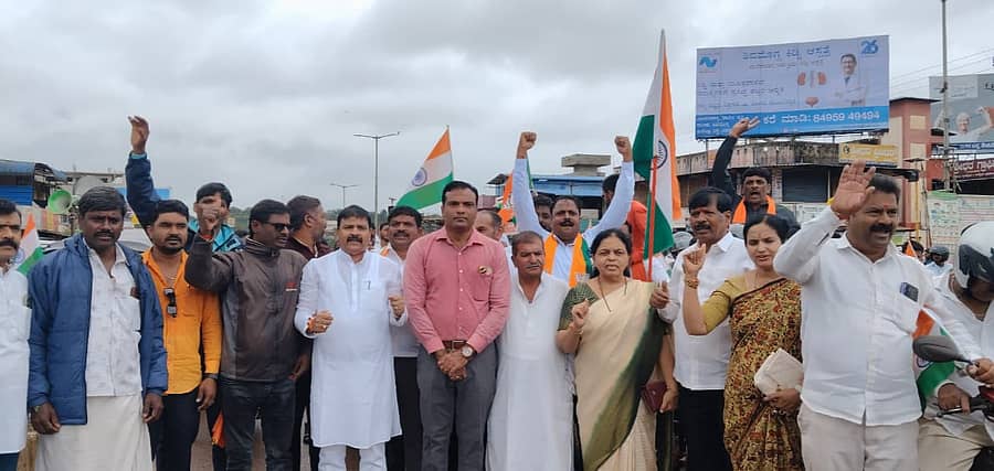 ಸೊರಬ ಪಟ್ಟಣದಲ್ಲಿ ಬಿಜೆಪಿ ಯುವ ಮೋರ್ಚಾ ವತಿಯಿಂದ ಮಂಗಳವಾರ ತಿರಂಗ ಯಾತ್ರೆ‌ ನಡೆಸಲಾಯಿತು