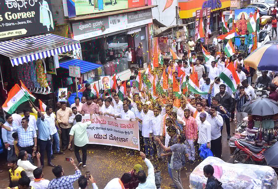 ಹುಬ್ಬಳ್ಳಿಯಲ್ಲಿ ಬಿಜೆಪಿ ಹುಬ್ಬಳ್ಳಿ–ಧಾರವಾಡ ಪೂರ್ವ ವಿಧಾನಸಭಾ ಕ್ಷೇತ್ರದ ಯುವ ಮೋರ್ಚಾ ವತಿಯಿಂದ ‘ತಿರಂಗಾ ನಡಿಗೆ’ ಮಂಗಳವಾರ ಜರುಗಿತು