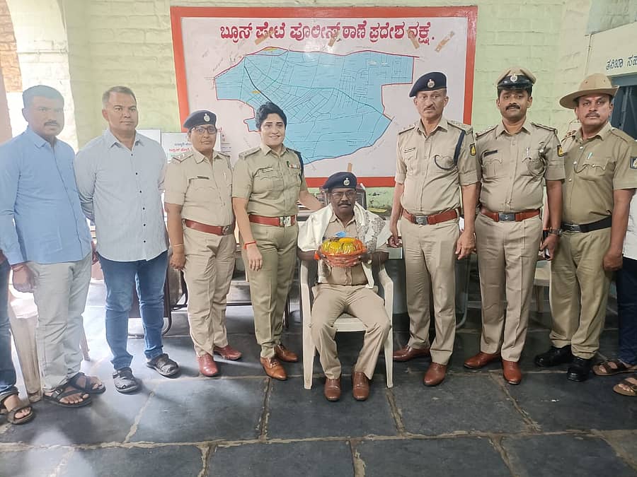 ಎಟಿಎಂ ದರೋಡೆಗೆ ಯತ್ನಿಸುತ್ತಿದ್ದ ವ್ಯಕ್ತಿಯನ್ನು ಬಂಧಿಸುವಲ್ಲಿ ಶೌರ್ಯ ಪ್ರದರ್ಶಿಸಿದ ಬ್ರೂಸ್‌ಪೇಟೆ ಎಎಸ್‌ಐ ಮಲ್ಲಿಕಾರ್ಜುನ ಅವರನ್ನು ಜಿಲ್ಲಾ ಪೊಲೀಸ್‌ ವರಿಷ್ಠಾಧಿಕಾರಿ ಡಾ. ಶೋಭಾರಾಣಿ ವಿ.ಜೆ, ಡಿಎಸ್‌ಪಿ ಚಂದ್ರಕಾಂತ ನಂದಾರೆಡ್ಡಿ ಮಂಗಳವಾರ ಸನ್ಮಾನಿಸಿದರು. 