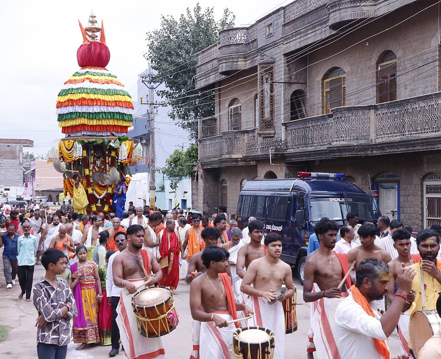 ರಾಯರ ಉತ್ತರಾಧನೆ ಅಂಗವಾಗಿ ಮಂಗಳವಾರ ಗುರು ರಾಘವೇಂದ್ರ ಉತ್ಸವ ಮಂಡಳ ವತಿಯಿಂದ ಮಹಾರಥೋತ್ಸವ ನಡೆಯಿತು.