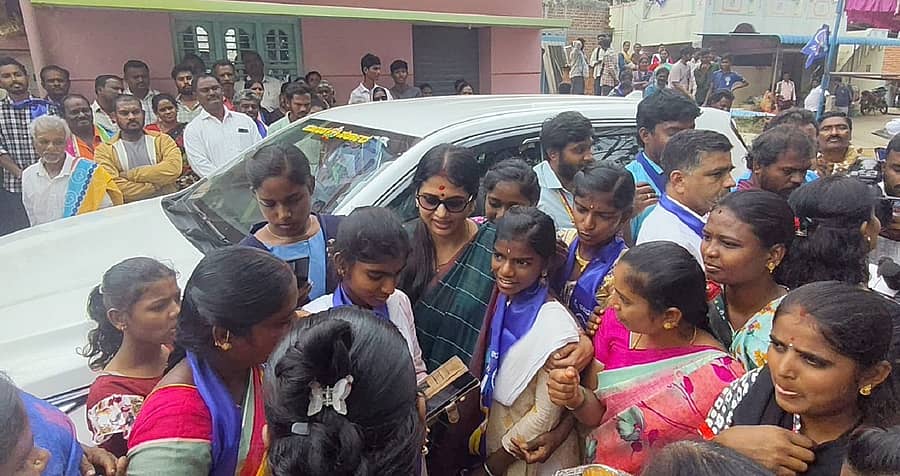 ಮಾಲೂರು ತಾಲ್ಲೂಕಿನ ಒಬ್ಬಟ್ಟಿ ಗ್ರಾಮಕ್ಕೆ ಅಲೆಮಾರಿ ಅಭಿವೃದ್ಧಿ ನಿಗಮದ ಅಧ್ಯಕ್ಷೆ ಪಲ್ಲವಿ ಜಿ. ಮಂಗಳವಾರ ಭೇಟಿ ನೀಡಿ ಕುಂದುಕೊರತೆ ಆಲಿಸಿದರು