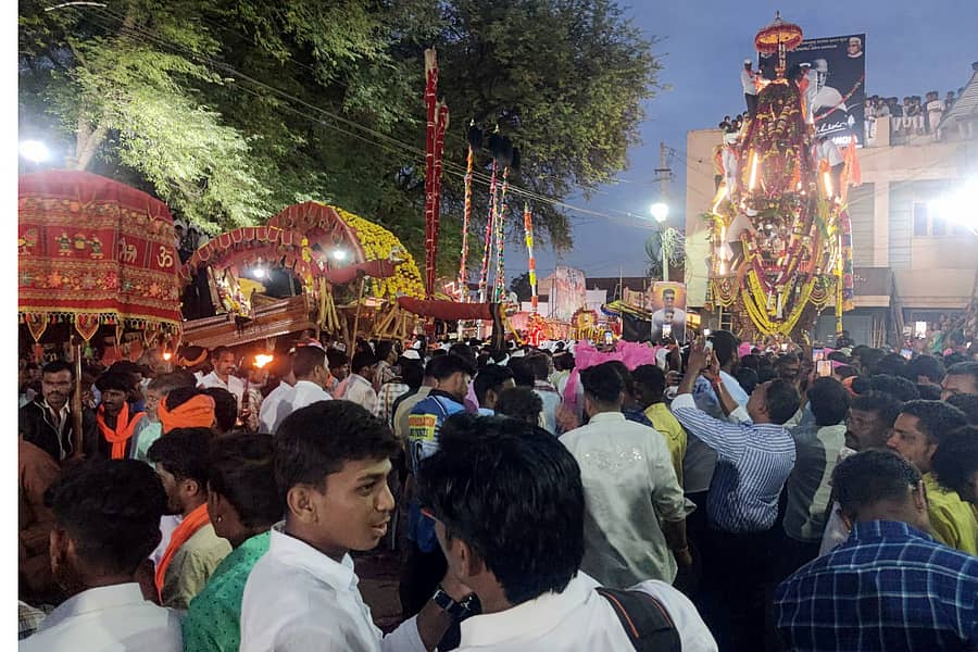 ರಬಕವಿಯ ಮಲ್ಲಿಕಾರ್ಜುನ ದೇವಸ್ಥಾನದ ಜಾತ್ರೆಯ ಅಂಗವಾಗಿ ಸೋಮವಾರ ರಾತ್ರಿ ರಥೋತ್ಸವ ನಡೆಯಿತು.