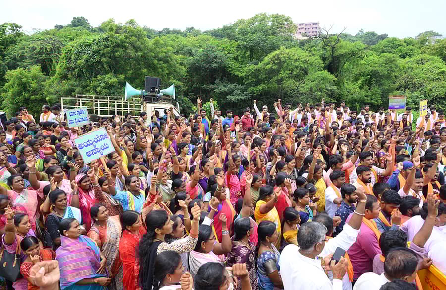 ಧರ್ಮಸ್ಥಳ ಭಕ್ತಾಭಿಮಾನಿಗಳ ವೇದಿಕೆಯಿಂದ ಬೀದರ್‌ನಲ್ಲಿ ಮಂಗಳವಾರ ನಡೆಸಿದ ಪ್ರತಿಭಟನೆಯಲ್ಲಿ ಹೆಚ್ಚಿನ ಸಂಖ್ಯೆಯಲ್ಲಿ ಮಹಿಳೆಯರು ಪಾಲ್ಗೊಂಡಿದ್ದರು