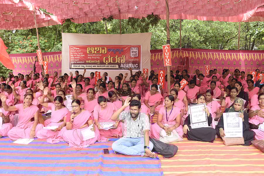 ಯಾದಗಿರಿ ಜಿಲ್ಲಾಧಿಕಾರಿ ಕಚೇರಿ ಮುಂಭಾಗದಲ್ಲಿ ಮಂಗಳವಾರ  ರಾಜ್ಯ ಸಂಯುಕ್ತ ಆಶಾ ಕಾರ್ಯಕರ್ತೆಯರ ಸಂಘಟನೆ ಮುಖಂಡರು ಅಹೋರಾತ್ರಿ ಧರಣಿ ಕುಳಿತರು