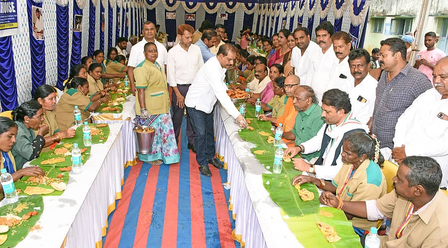 ಮೈಸೂರಿನ ವಿಶ್ವ ಮೈತ್ರಿ ಬುದ್ಧ ವಿಹಾರದಲ್ಲಿ ಮಂಗಳವಾರ ಆಯೋಜಿಸಿದ್ದ ಸಹಪಂಕ್ತಿ ಭೋಜನದಲ್ಲಿ ರಾಜಕೀಯ ಮುಖಂಡರು, ಪ್ರಗತಿಪರ ಚಿಂತಕರು ಪೌರಕಾರ್ಮಿಕರೊಂದಿಗೆ ಊಟ ಸವಿದರು