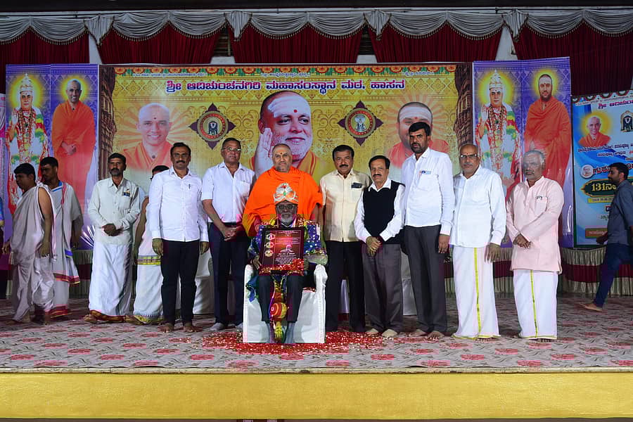 ಹಾಸನದ ಆದಿಚುಂಚನಗಿರಿ ಸಮುದಾಯ ಭವನದಲ್ಲಿ ನಡೆದ ಗುರು ತೋರಿದ ದಾರಿ ತಿಂಗಳ ಮಾಮನ ತೇರು 131ನೇ ಹುಣ್ಣಿಮೆ ಕಾರ್ಯಕ್ರಮದಲ್ಲಿ ಮಧುಮೇಹ ತಜ್ಞ ಡಾ.ಎಂ.ಎ. ಶೇಖರ್ ಅವರನ್ನು ಗೌರವಿಸಲಾಯಿತು.


