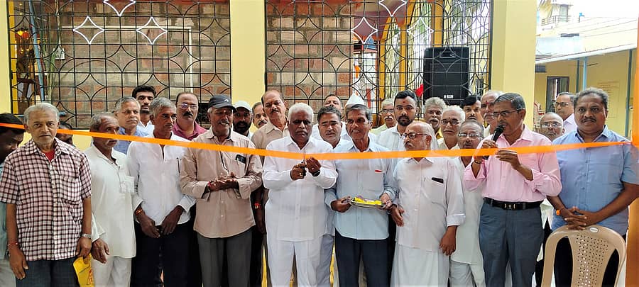ಚಿತ್ರ: 12ಜಿಕೆಕೆ2 ಗೋಕಾಕ ತಾಲ್ಲೂಕಿನ ಘಟಪ್ರಭಾದ ರಾಘವೇಂದ್ರ ಸ್ವಾಮಿಗಳ ಮಠದಲ್ಲಿ ಸಂಸದರ ನಿಧಿಯಲ್ಲಿ ನಿರ್ಮಿಸಲಾದ ಸಾಂಸ್ಕೃತಿಭವನವನ್ನು ರಾಜ್ಯಸಭಾ ಸದಸ್ಯ ಈರಣ್ಣ ಕಡಾಡಿ ಉದ್ಘಾಟಿಸಿದರು.
