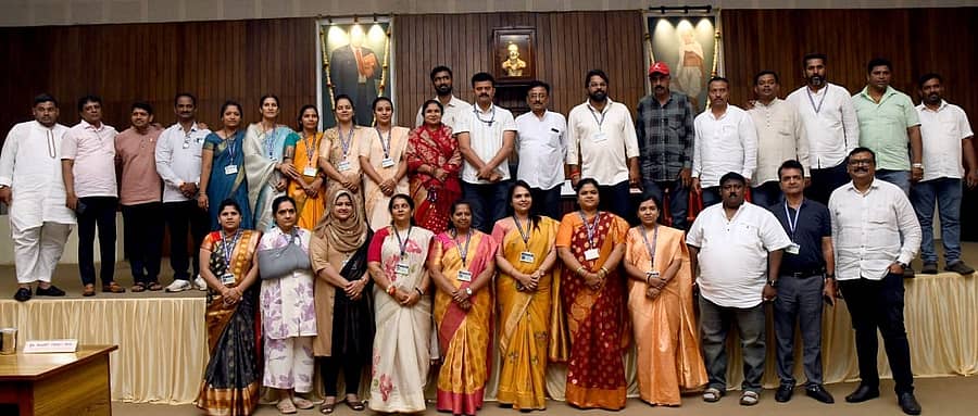ಬೆಳಗಾವಿ ಮಹಾನಗರ ಪಾಲಿಕೆಯ ನಾಲ್ಕು ಸ್ಥಾಯಿ ಸಮಿತಿಗಳ ಸದಸ್ಯರನ್ನು ಮಂಗಳವಾರ ಅವಿರೋಧವಾಗಿ ಆಯ್ಕೆ ಮಾಡಲಾಯಿತು. ಆಯ್ಕೆಯಾದವರು ಮೇಯರ್ ಮಂಗೇಶ ಪವಾರ, ಉಪಮೇಯರ್ ವಾಣಿ ಜೋಶಿ ಅವರೊಂದಿಗೆ ಚಿತ್ರ ತೆಗೆಸಿಕೊಂಡರು  ಪ್ರಜಾವಾಣಿ ಚಿತ್ರ