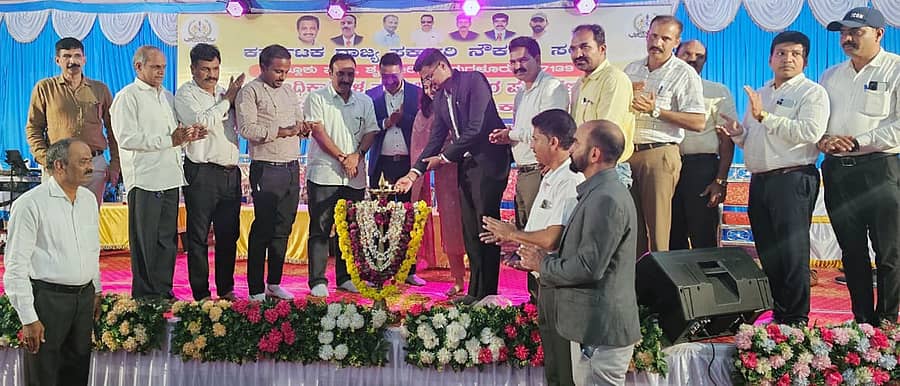 ಶೃಂಗೇರಿಯ ಆರ್ಯ ಈಡಿಗರ ಸಮುದಾಯ ಭವನದಲ್ಲಿ ಕರ್ನಾಟಕ ರಾಜ್ಯ ಸರ್ಕಾರಿ ನೌಕರರ ಸಂಘದ ತಾಲ್ಲೂಕು ಘಟಕದ ಅಧ್ಯಕ್ಷ ಮತ್ತು ಪದಾಧಿಕಾರಿಗಳ ಪದಗ್ರಹಣ ಸಮಾರಂಭವನ್ನು ತಹಶೀಲ್ದಾರ್ ಅನುಪ್ ಸಂಜೋಗ್ ಉದ್ಘಾಟಿಸಿದರು