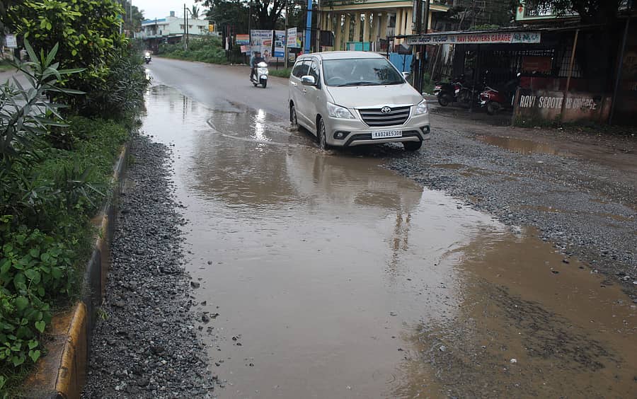 ಆನೇಕಲ್‌–ಚಂದಾಪುರ ರಸ್ತೆಯಲ್ಲಿ ರಸ್ತೆ ಗುಂಡಿಯಿಂದಾಗಿ ನೀರು ನಿಂತಿರುವುದು