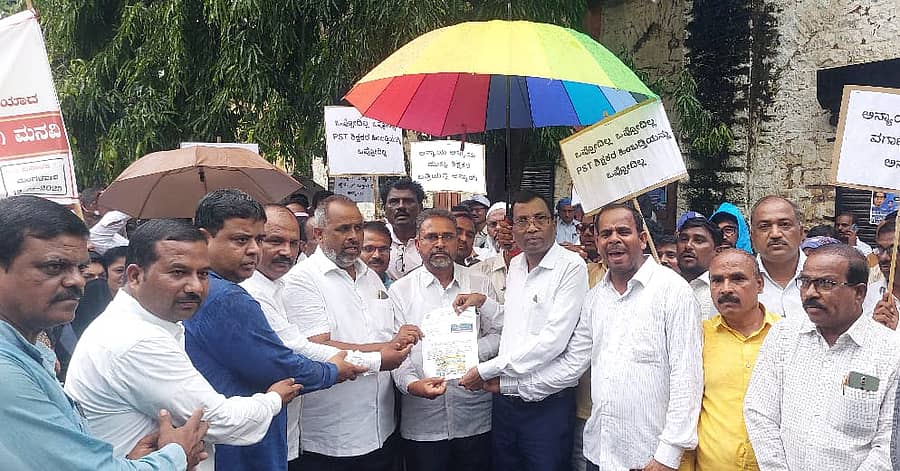 ಪ್ರಾಥಮಿಕ ಶಾಲಾ ಶಿಕ್ಷಕರ ಬೇಡಿಕೆ ಈಡೇರಿಸುವಂತೆ ಆಗ್ರಹಿಸಿ ಕರ್ನಾಟಕ ರಾಜ್ಯ ಪ್ರಾಥಮಿಕ ಶಾಲಾ ಶಿಕ್ಷಕರ ಸಂಘದಿಂದ ಅಪರ ಜಿಲ್ಲಾಧಿಕಾರಿ ಸೋಮಲನಿಂಗ ಗೆಣ್ಣೂರ ಅವರಿಗೆ ಜಿಲ್ಲಾಧಿಕಾರಿಗಳಿಗೆ ಮನವಿ ಸಲ್ಲಿಸಿದರು.