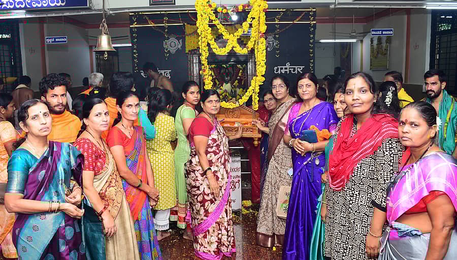 ಕಲಬುರಗಿಯ ಎನ್‌ಜಿಒ ಕಾಲೊನಿ ರಾಯರ ಮಠದಲ್ಲಿ ರಾಯರ ಉತ್ತರಾರಾಧನೆ ಅಂಗವಾಗಿ ಮಂಗಳವಾರ ತೊಟ್ಟಿಲೋತ್ಸವ ಜರುಗಿತು