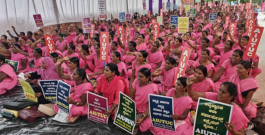 ರಾಯಚೂರಿನಲ್ಲಿ ಮಂಗಳವಾರ ಎಐಯುಟಿಯುಸಿ ಸಂಯೋಜಿತ ಕರ್ನಾಟಕ ರಾಜ್ಯ ಸಂಯುಕ್ತ ಆಶಾ ಕಾರ್ಯಕರ್ತೆಯರ ಸಂಘದ ನೇತೃತ್ವದಲ್ಲಿ ಆಶಾ ಕಾರ್ಯಕರ್ತೆಯರು ಪ್ರತಿಭಟನೆ ನಡೆಸಿದರು
